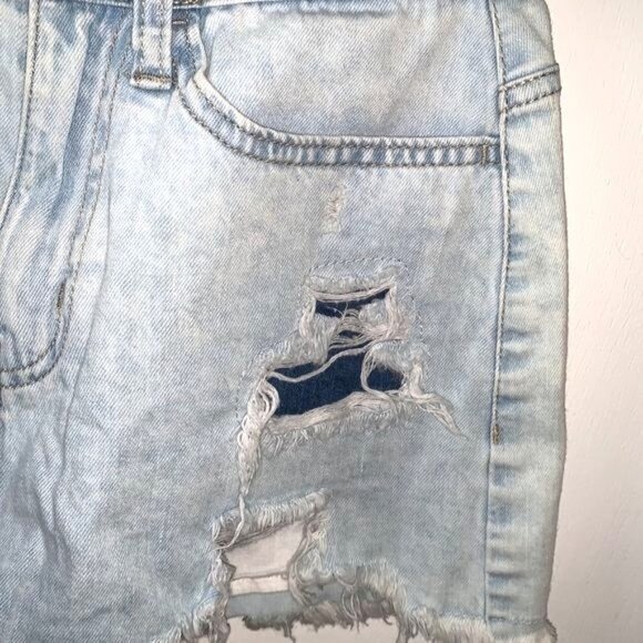 So High Rise Curvy Mom Shorts 1/25W Light Wash Distressed Denim - Picture 5 of 8